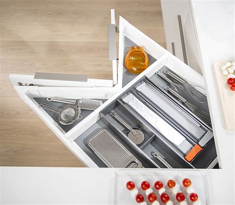 Blum z30d000sl45 mocowanie ścianki tylnej narożnej space corner,jedwabiście białe, h=183 mm w opakowaniu 1/50. SPACE CORNER - DKocina - El placer de cocinar