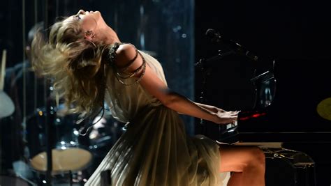 Taylor Swifts Hair Flip Goes Viral Via Vine