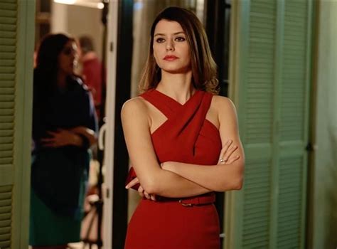 Cinema Tv Beren Saat To Play Kösem Sultan In New Drama Chic Outfits Classy Fashion Chic