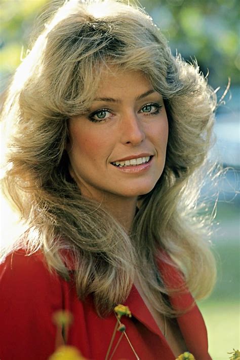 women with farrah fawcett hairstyle farrah faucet 1970s hairstyles beauty beauty icons