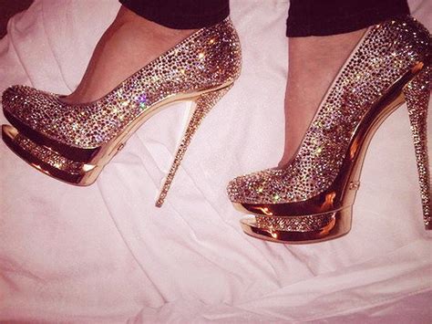 Le scarpe con tacco 12 sono le scarpe ideali per chi cerca un buon compromesso tra il desiderio di apparire più alta e la volontà di essere comunque elegante e adatta a ogni sebbene esistano moltissimi tipi di scarpe con tacco 12, si tratta per la stragrande maggioranza di scarpe eleganti. Immagini di scarpe con tacco, galleria fotografica | DireDonna