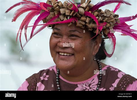 La Polinesia Francesa Las Islas Australes Raivavae Mujer Polinesiana