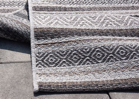 Sie sind wenig greifbar und regen die fantasie an. In- Outdoor Teppich Varberg Beige Blau Grau Grün Türkis ...