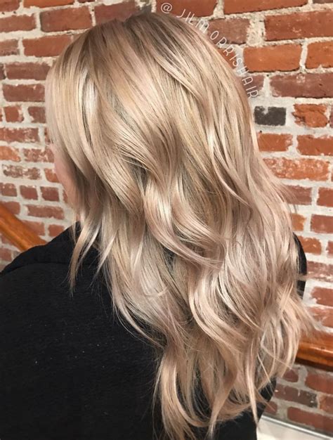 Cool Beige Blonde Highlights Beautiful Soft And Natural Balayage Color Accentuated By Beachy