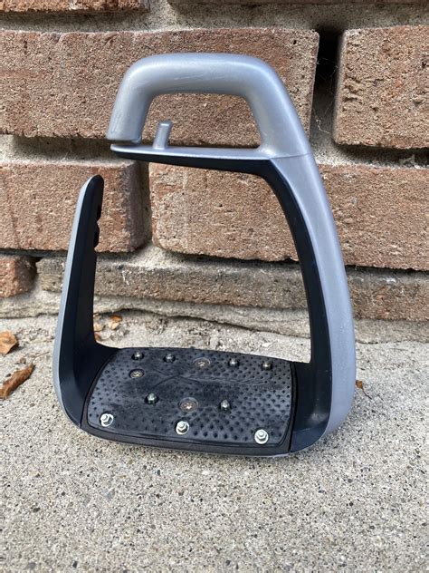 These modern, simple stirrup irons the freejump stirrup eye allows the rider to have an ideal leg position and direct the toe toward the inside. Soft'Up Classic Freejump Stirrups - Sporthorse Saddlery