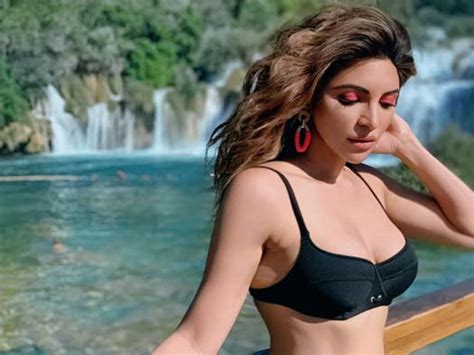 shama sikander flaunts her hot cleavage and sexy navel cinehub