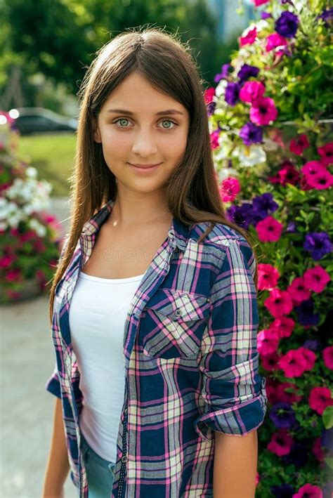 Das Schöne Mädchenschulmädchen 12 15 Jahre Alt Steht Im Sommer Vor Dem