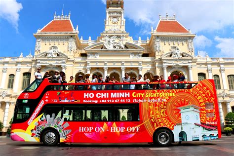 Đêm hôm đó, tại sở chỉ huy tiền phương tại lộc ninh, cách sài gòn 75 dặm, tướng văn tiến dũng, người chỉ huy các cánh quân giải phóng tiến về thành phố, ra lệnh bắt đầu cuộc tổng tiến công. City Tour Ngắm Nhìn TP Hồ Chí Minh về đêm + Thưởng thức ẩm ...