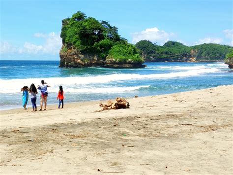 Jarak pantai popoh dari pusat kota tulungagung 33 kilo meter dengan waktu tempuh sekitar satu jam bila keadaan jalan lancar. PANTAI UNGAPAN Tiket & Ragam Aktivitas Maret 2021 ...