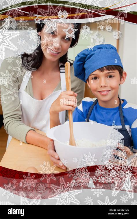 Madre E Hijo Preparar Cookies Fotografía De Stock Alamy