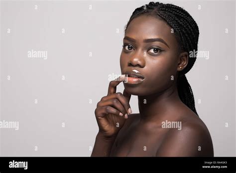 Modelo De Mujer Africana Fotografías E Imágenes De Alta Resolución Alamy