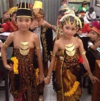 Hal ini dikarenakan harga undangan pernikahan dan desainnya yang. Baju Adat Batak Untuk Anak - Aneka Seni dan Budaya