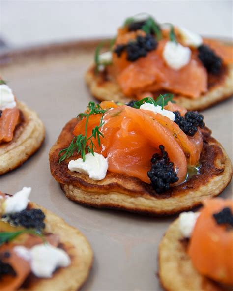 Blinis met zalm kaviaar zure room mosterd-dillesaus