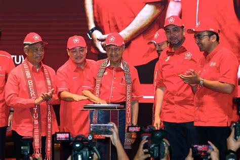 Tun dr mahathir mohamad has reminded parti pribumi bersatu malaysia that he is still the party's chairman. The Launching Ceremony of Parti Pribumi Bersatu Malaysia ...