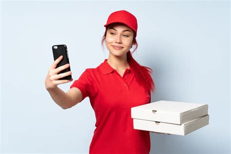 Entregadora De Pizza Segurando Uma Pizza Por Cima Da Parede Fazendo