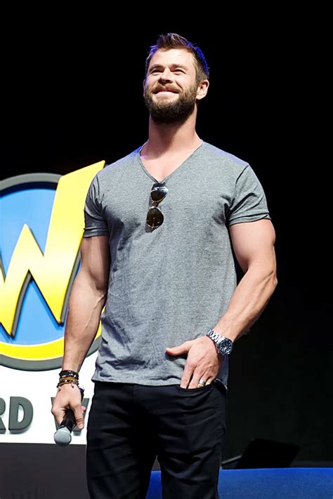 Il Fisico Di Chris Hemsworth Sotto Una Maglietta Triste Cicale Chic