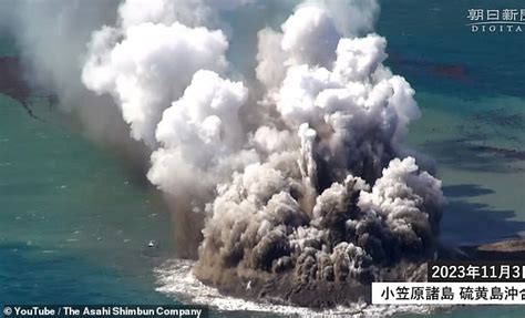 Vea El Nacimiento De Una Nueva Isla Una Erupción Volcánica Submarina