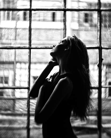 Фото Девушка стоит у окна фотограф Erik Rozman