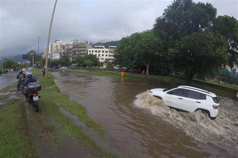 Chuva Provoca Alagamentos E Deixa Rio De Janeiro Em Estado De Aten O