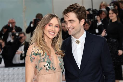 Suki Waterhouse And Robert Pattinson Looked So Cozy On The Met Gala Red Carpet Glamour