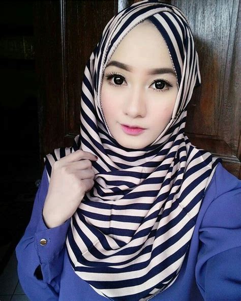 If you fear hair show with this loose style of wearing a scarf, you may wear an under. Gambar Kerudung oleh Tracie pada Hijab Fashion