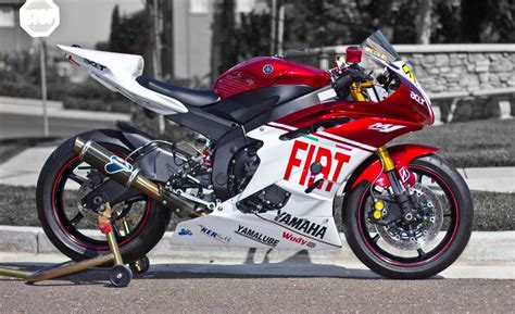 R6 Red And White Is Pretty Nice Yamaha Bikes Yamaha R6 Yamaha