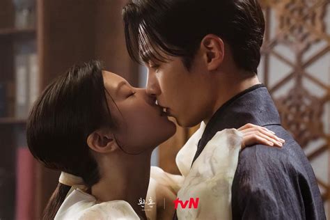 Go Yoon Jung Boldly Kisses Lee Jae Wook On The First Night Of Their Marriage In “alchemy Of