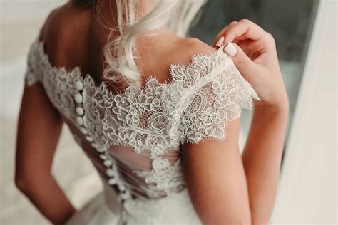 How to Create Unforgettable Bridal Look with Lace Wedding Dresses ...