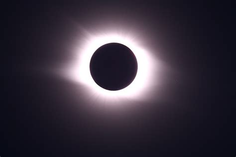 Eclipsele sunt evenimente astronomice spectaculoase care, milenii la rând, au fascinat şi, totodată, au înspăimântat oamenii. astrofoto.ro » eclipsa solara de soare