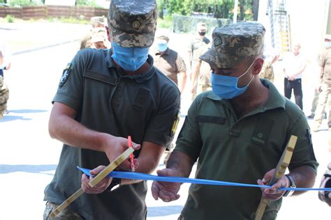 Валерій залужний зайняв місце руслана хомчака на посаді головнокомандувача зсу — біографія, участь у війні на донбасі, особисте життя. Контрактникам Сіверської бригади вручили ключі від нових ...