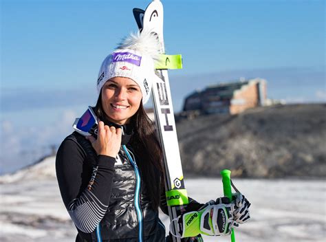 Anna Fenninger Skiing