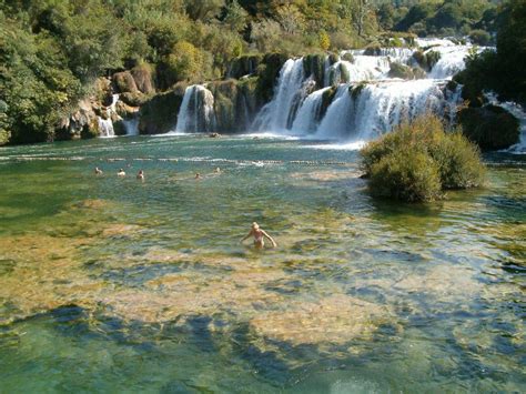 Beim eingang zu den plitvicer seen wird man erst von einer riesigen tafel erschlagen, auf der alle wanderwege gleich aussehen. Bild "Krka Wasserfälle" zu Nationalpark Plitvicka Jezera ...