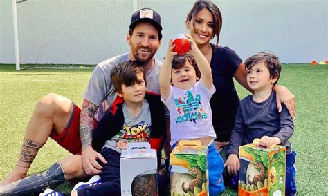 Antonela Roccuzzo Y Leo Messi Sus Hijos Presentan A Su Perro