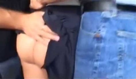homens encoxam e agarram bunda da garota de saia no ônibus Videomaníaco Sexo