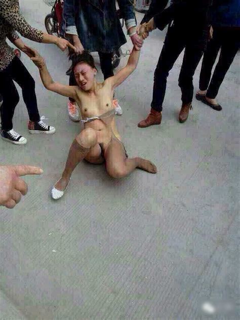 【画像】中国の街中で不倫した女が素っ裸にされてる・・・ ポッカキット