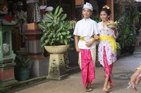 11 Pakaian Adat Bali Pria Dan Wanita Beserta Gambar Dan Penjelasan