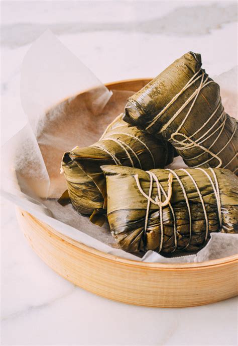 Tsung tzu, prononciation mandarine « dzong dzeu », taïwanaise « badza »), est un plat traditionnel. Chinese Recipes Zongzi - Cantonese Style - All Asian Recipes For You