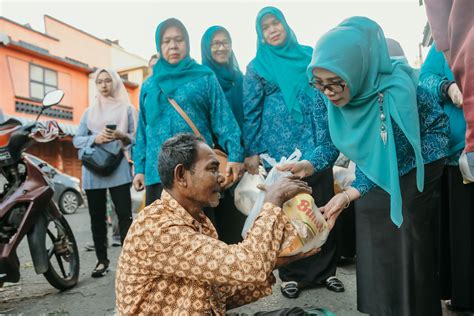 TP PKK Aceh Berbagi Sembako ke TPA Gampong Jawa - BIRO ADMINISTRASI