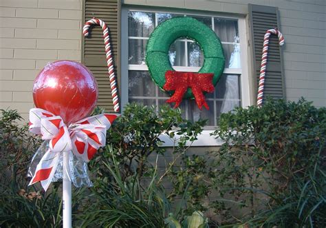 Fun candy cane christmas decoration ideas 60. Creative Candy Canes Outdoor Wall Decor Featuring Unique ...