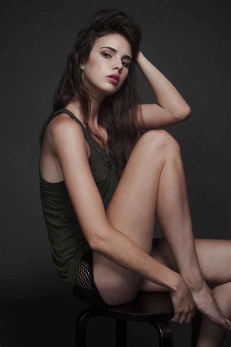 Masa St Kad Nlar Model Portre Uzun Sa Esmer Izleyiciye Bakmak Oturma Foto Raf Siyah