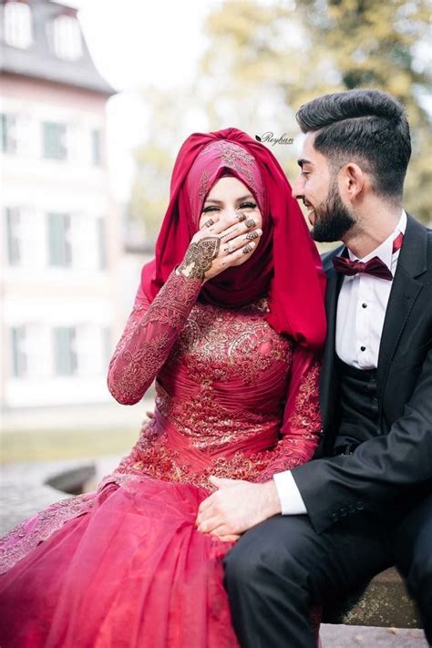 Pin By Soumia A On Photoshoot Ideas Muslimah Wedding Muslim Couples