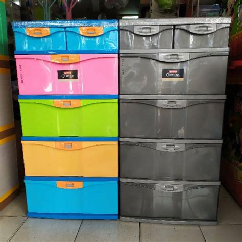 Visi yang kuat dalam membuat dan mengembangkan desain menjadi lebih modern dan segar dengan kualitas yang konsisten dan harga yang kompetitif. Lemari Plastik Kecil 4 Susun - LEMARIWEUH