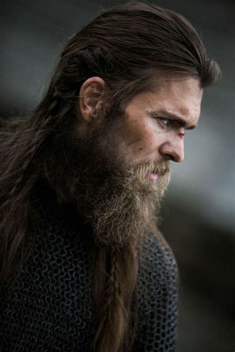 Côté cheveux longs, on opte pour une coupe structurée. 1001+ tutos et photos inspirants pour une coiffure viking | Coiffure homme long, Styles de barbe ...