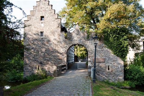 Ratingen mit seinen 92.000 einwohnern ist eine dieser westdeutschen kleinstädte, aus der volljährige jugendliche möglichst schnell verschwinden wollen. Ratingen Pictures | Photo Gallery of Ratingen - High ...