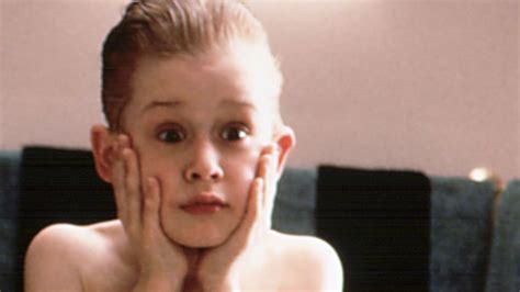 Macaulay Culkin As Kevin Mccallister In Home Alone Macaulay Culkin Home Alone Bathroom