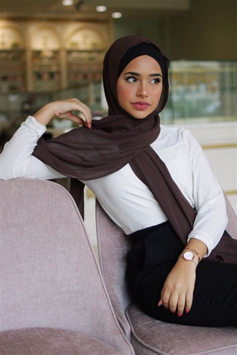 pin by shz ibu mariam on muslimah in 2020 with images street hijab fashion muslim fashion