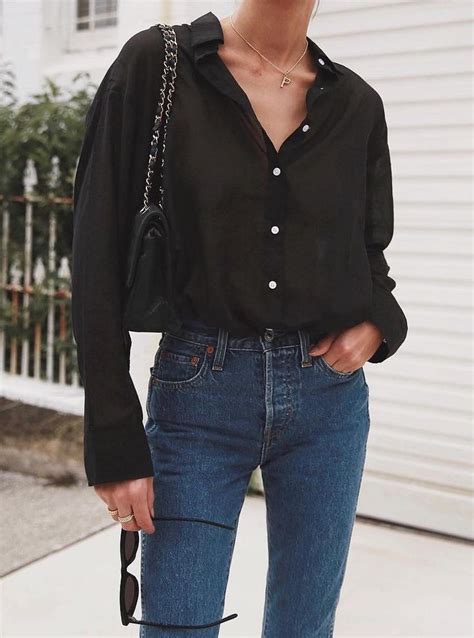 Timeless And Comfy Jean Outfits For Travelling Black Shirts Women