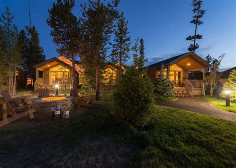 Offers hiking, biking, snowmobile tours, summer bus tours, winter. Explorer Cabins at Yellowstone | USA | Audley Travel