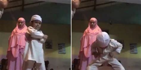 Banyak Tingkah Saat Rekam Tugas Sholat Berjamaah Bocah Ini Bikin