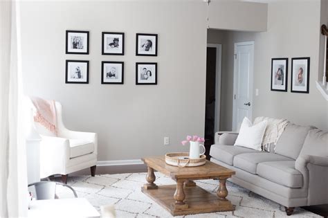 The designs are never fail to give the air of cozy, airy, and warm vibes to owners. Modern Farmhouse Living Room Inspiration - Home Sweet Ruby